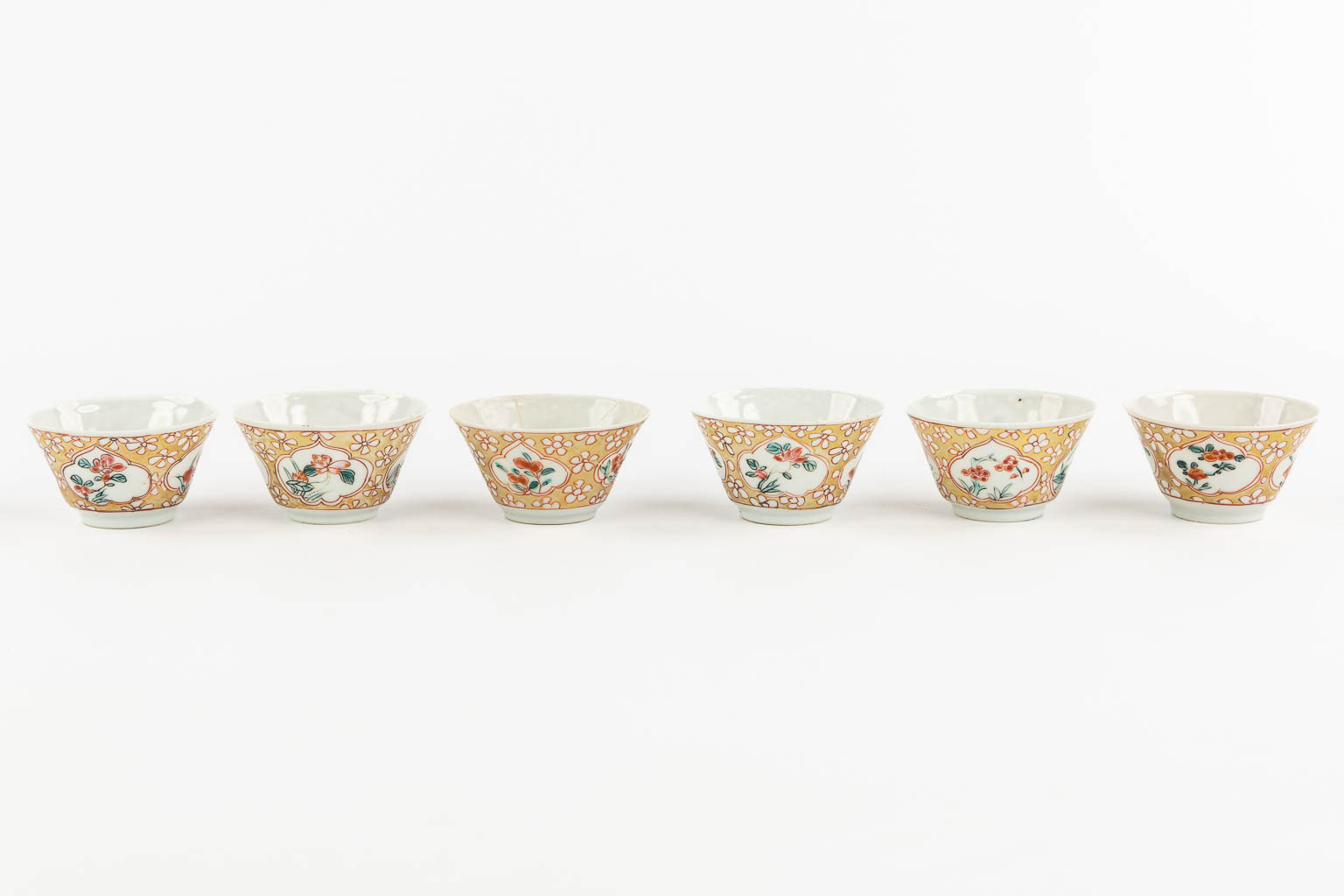 Six cups and saucers, Chinese Eggshell porcelain, Yongzheng period. (H:5,5 x D:3,5 cm)