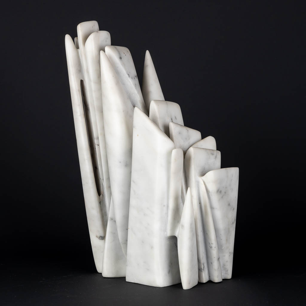 Pablo ATCHUGARRY (1954) 'Untitled' Een sculptuur in witte Carrara marmer, 1992. (L:22 x W:10 x H:33 cm)