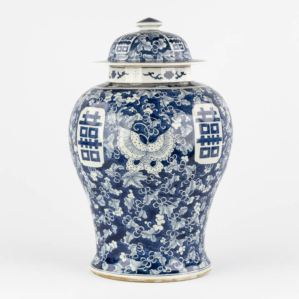 Een Chinese balustervaas met blauw-wit decor van prunus en dubbele Xi. 19de/20ste eeuw. (H:42 x D:26 cm)