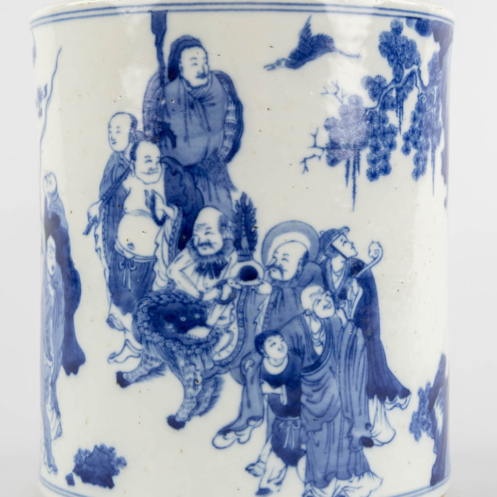 A Chinese blue-white pot, decorated with wise men. 19th C. (H:22 x D:20 cm)