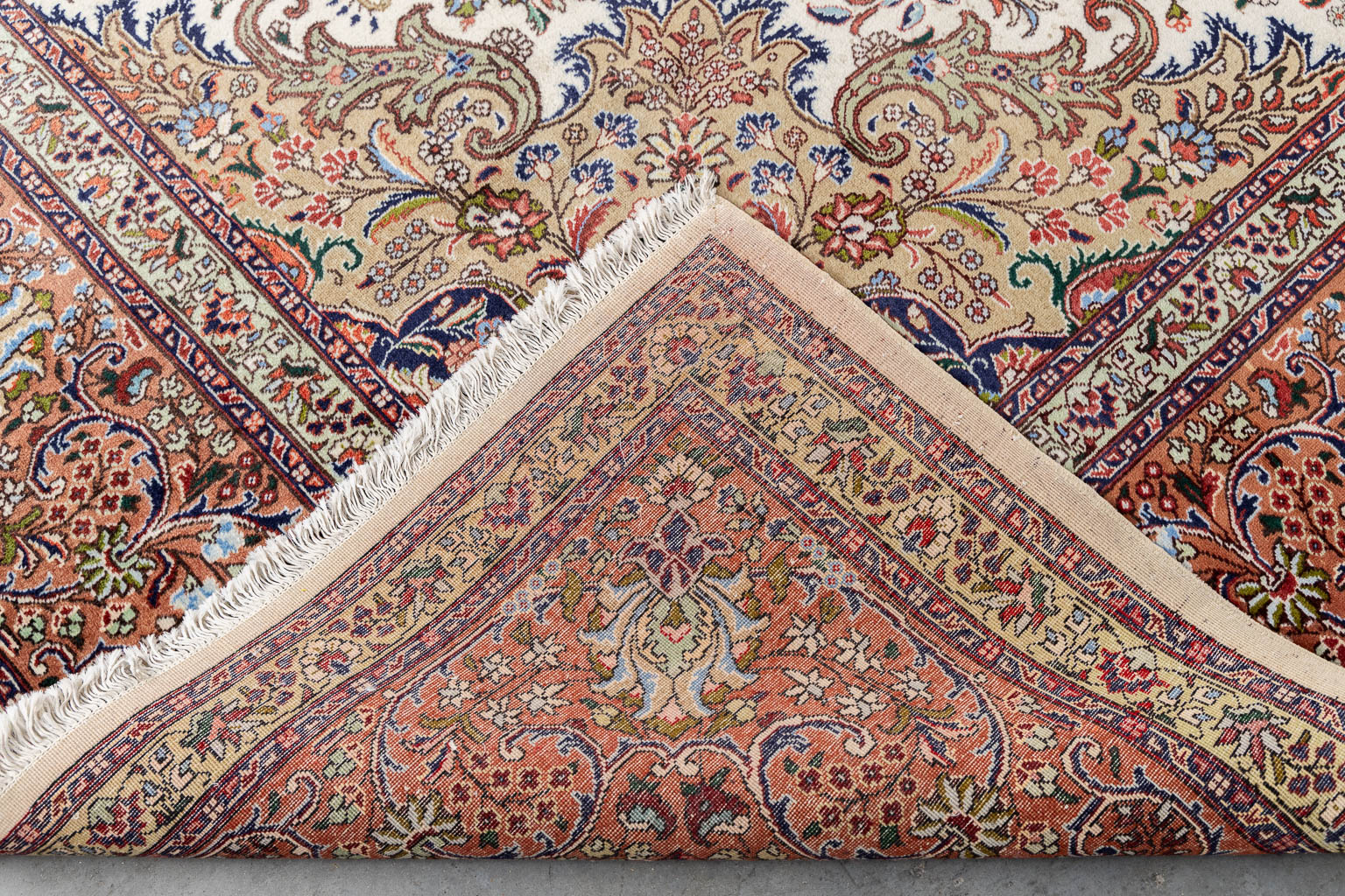 A large Oriental hand-made karpet, Keshan/Kashan. (L:389 x W:300 cm)