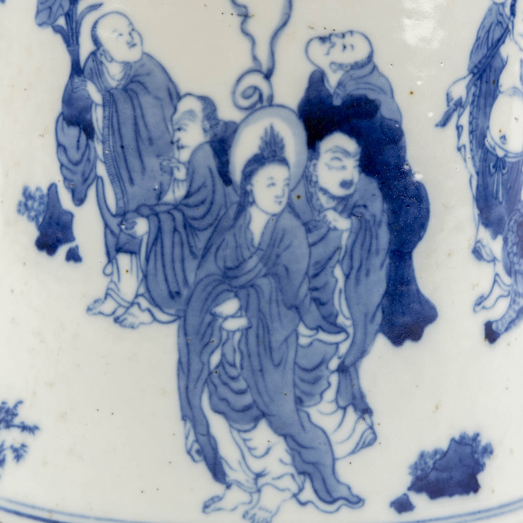 Een Chinese blauw-witte pot met decor van wijzen. 19de eeuw. (H:22 x D:20 cm)