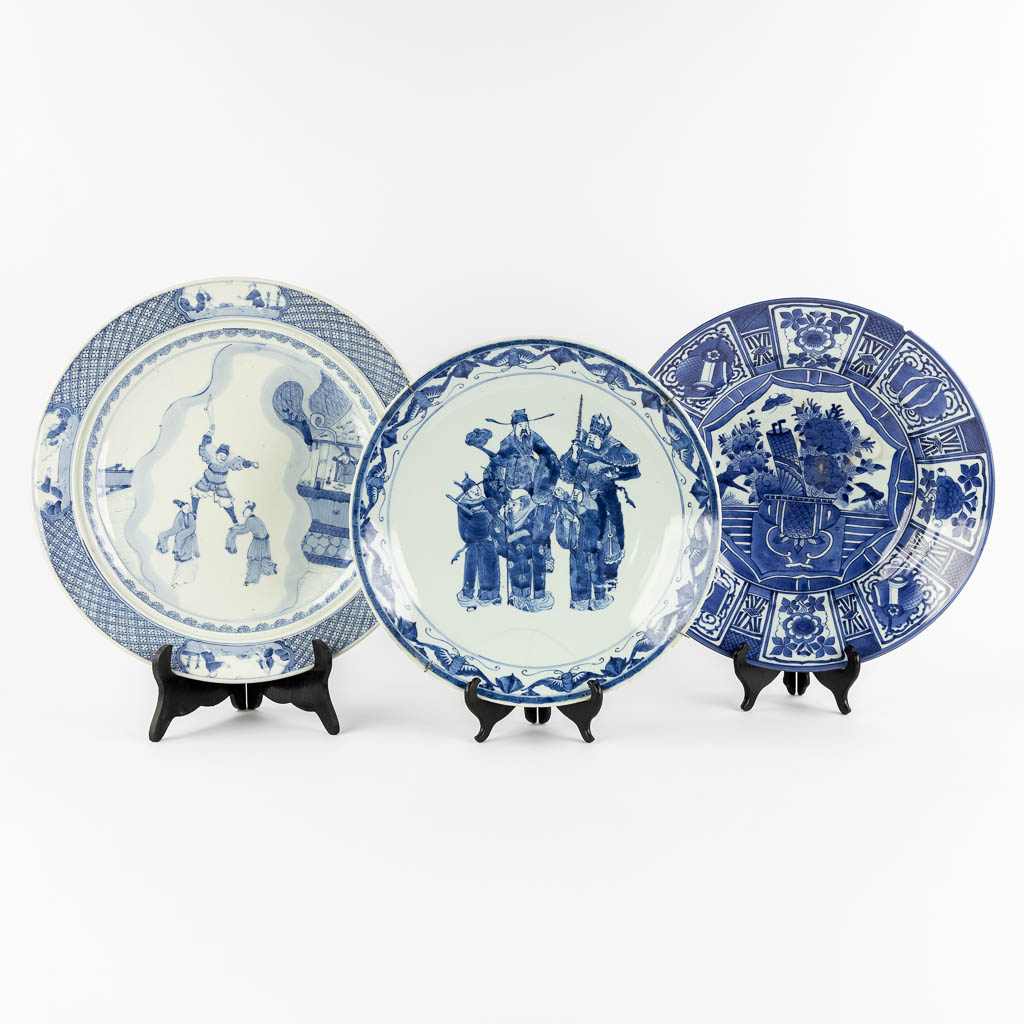 A set of three Chinese blue-white plates. (D:45 cm)