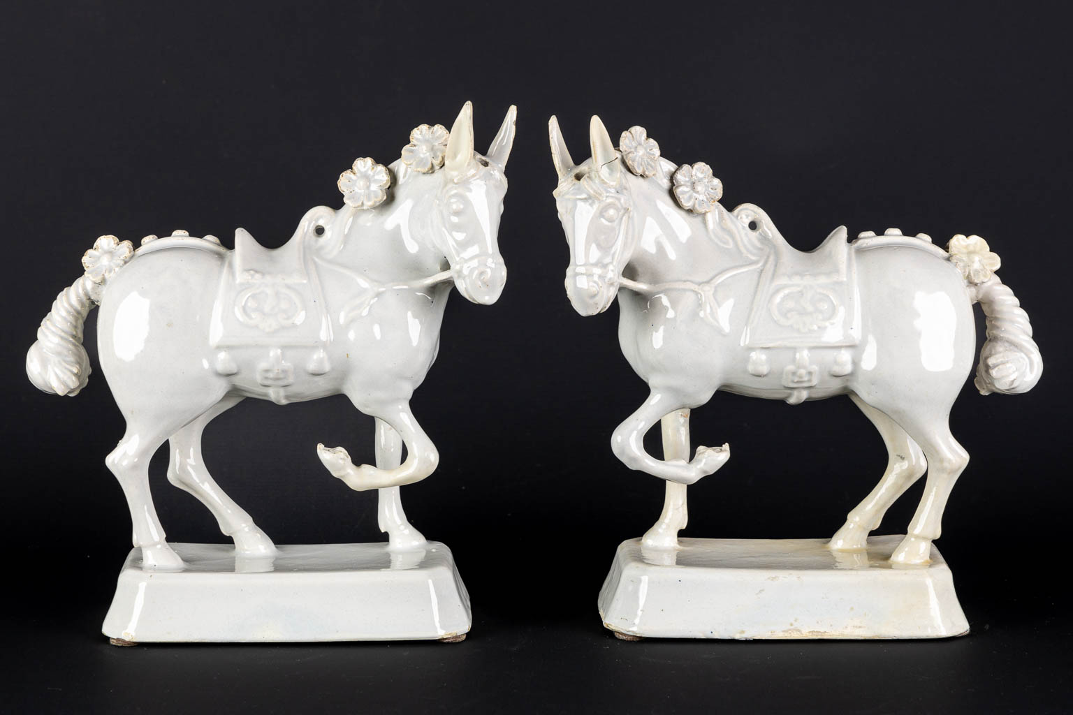 Delft, a pair of horses. 18th/19th C. (L:10 x W:23 x H:25 cm)