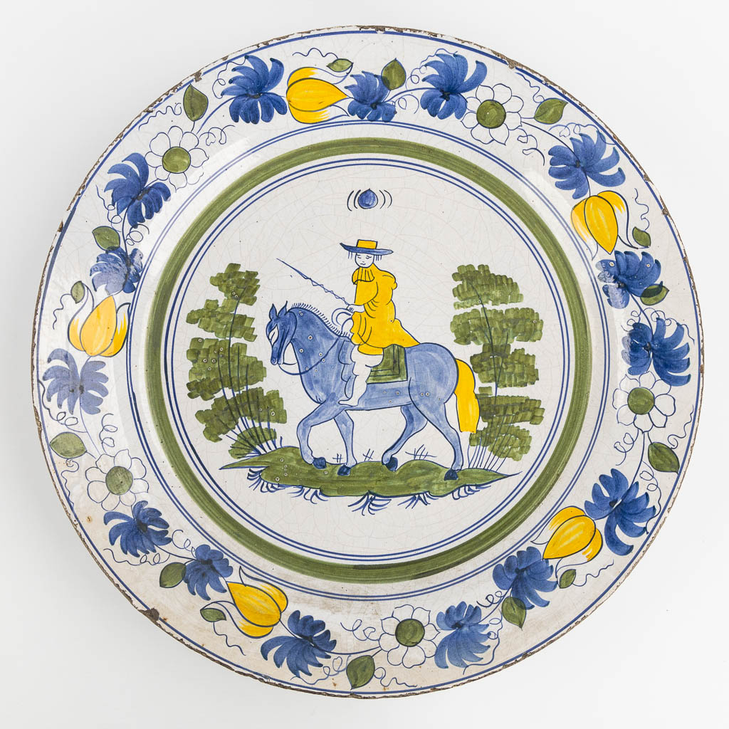 Zeven faience borden, Frankrijk. 18de en 19de eeuw. (D:42 cm)