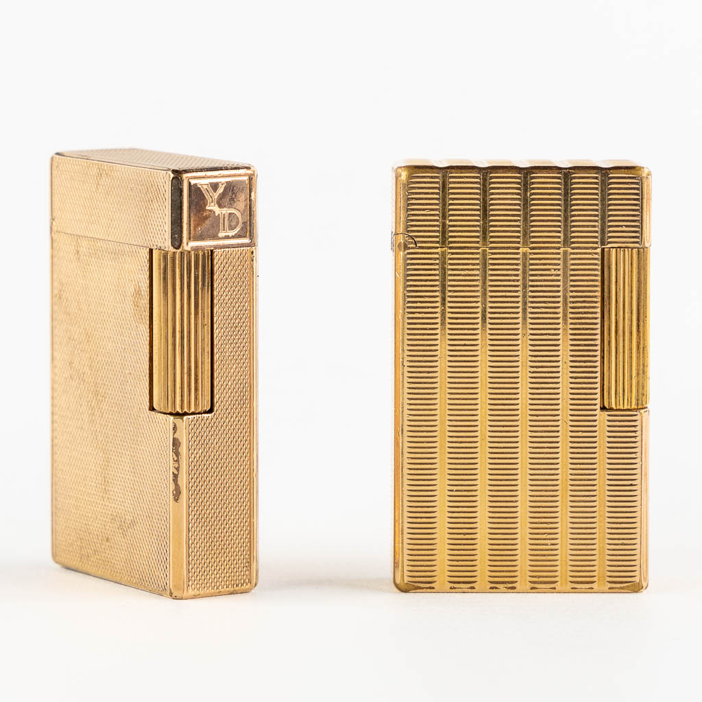 S.T. Dupont, two gold plated lighters. (L:1,5 x W:3,5 x H:5,8 cm)