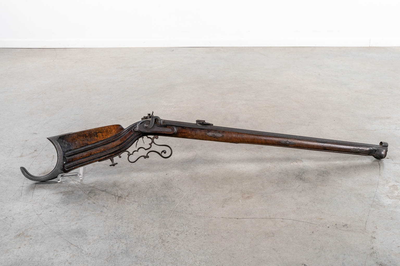 An antique percussion rifle with octagonal barrel, decorative trigger guard. 19th C. (L:132 cm)