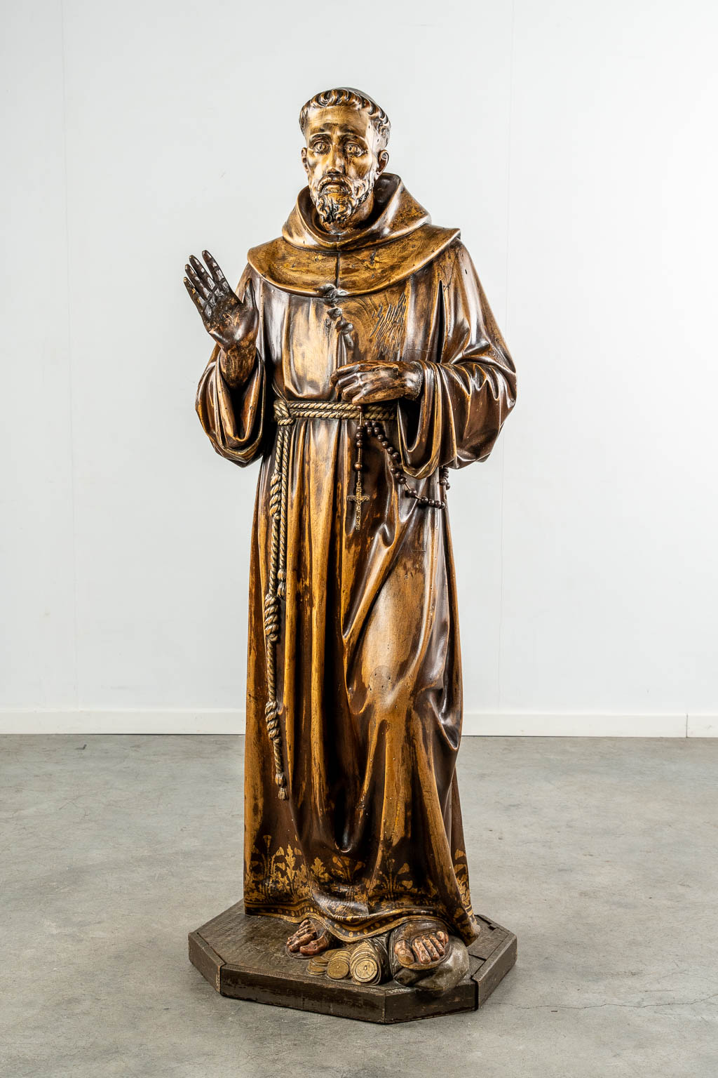 Een antieke houtsculptuur 'Franciscus van Assisi', 19de eeuw.