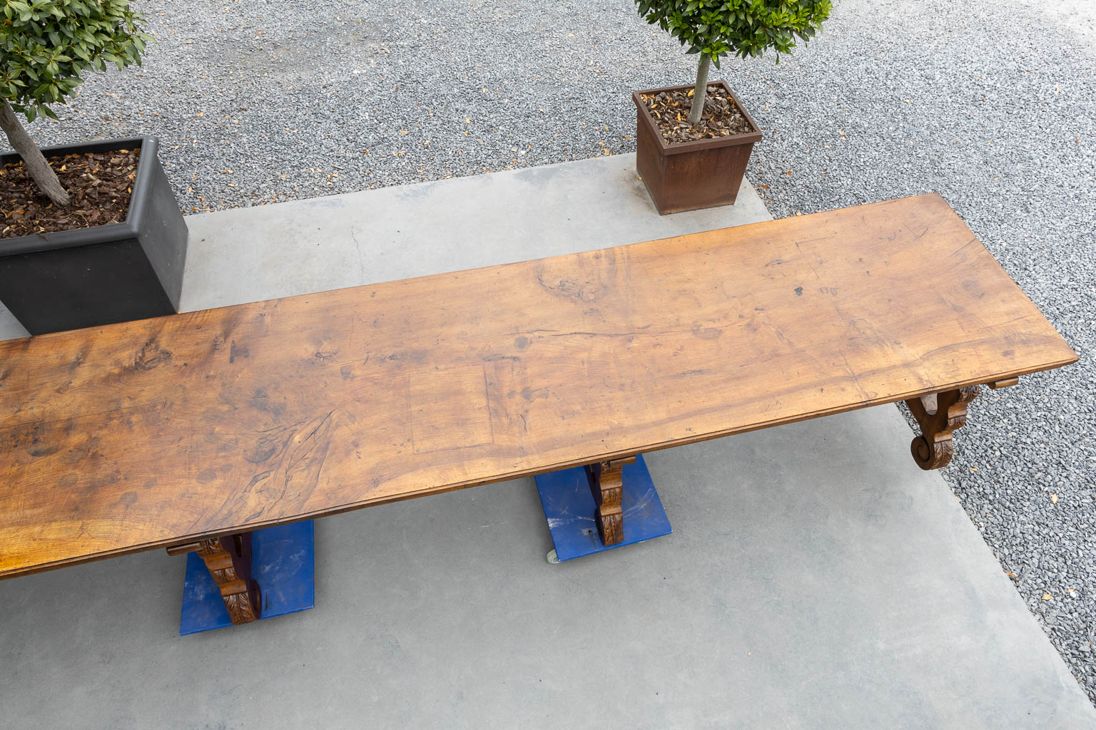 An exceptional Spanish tabel, single slab table top, walnut,19th C. (L:94 x W:473 x H:80 cm)