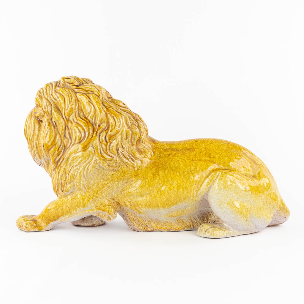 A decorative lying lion, glazed terracotta. Italy, circa 1960-1970. 