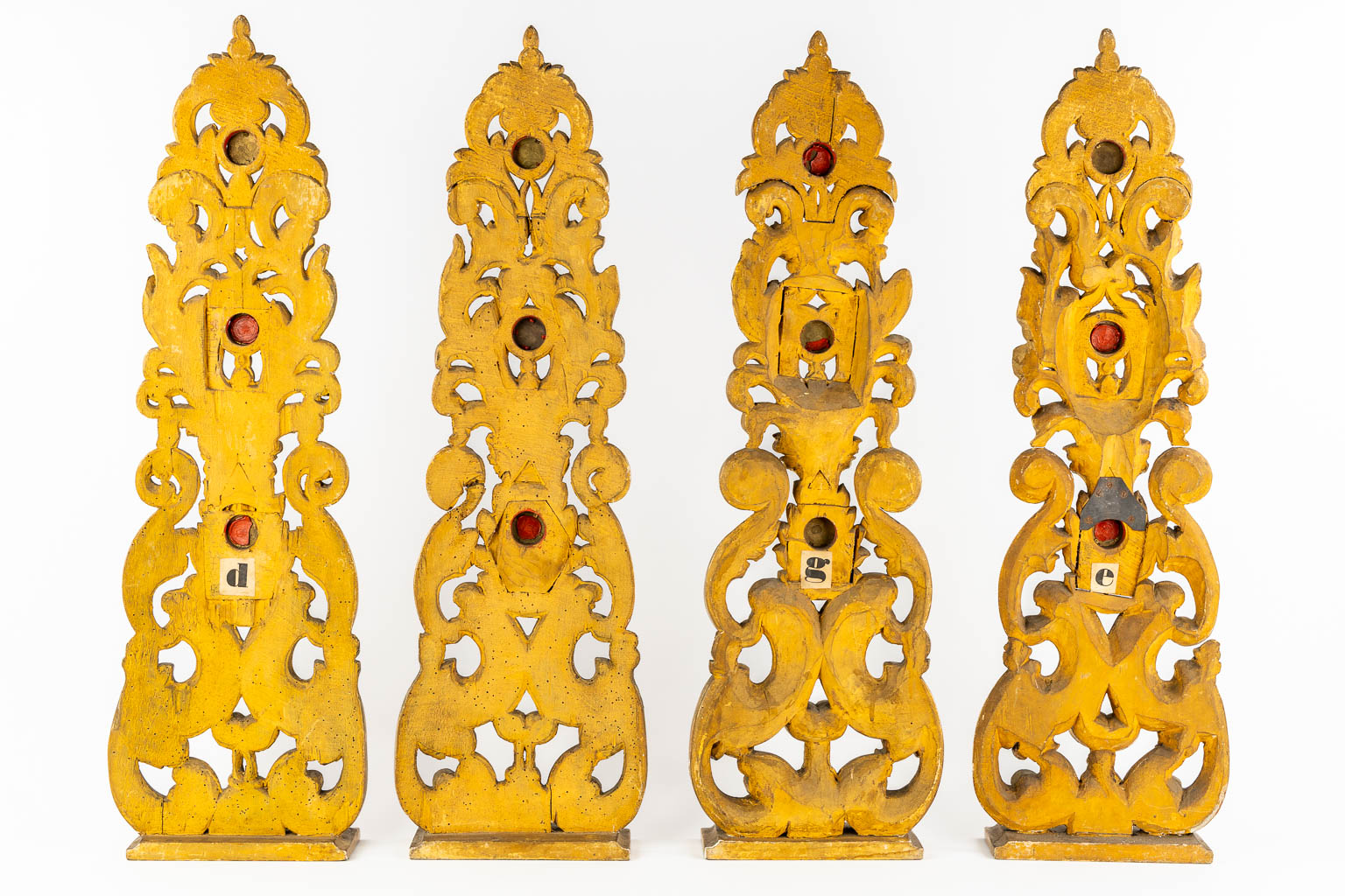 Four gilt and wood-sculptured reliquary holders, with 12 theca for the 12 apostles. 