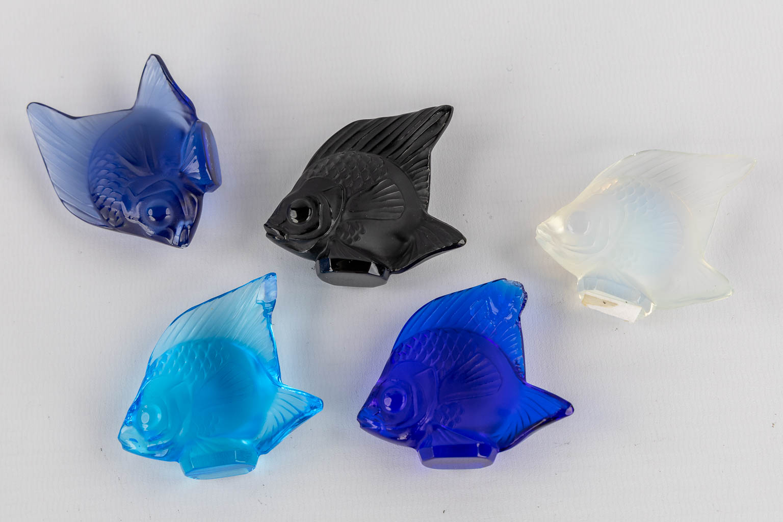 Lalique France, een grote collectie van 36 kristal vissen. (L:4 x W:7 x H:4,5 cm)