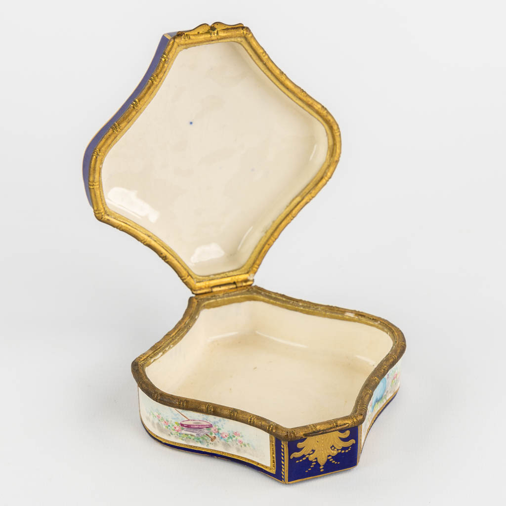 Sèvres, a polychrome porcelain jewellery box, hand-painted decor. 19th C. (L:10 x W:10 x H:5 cm)