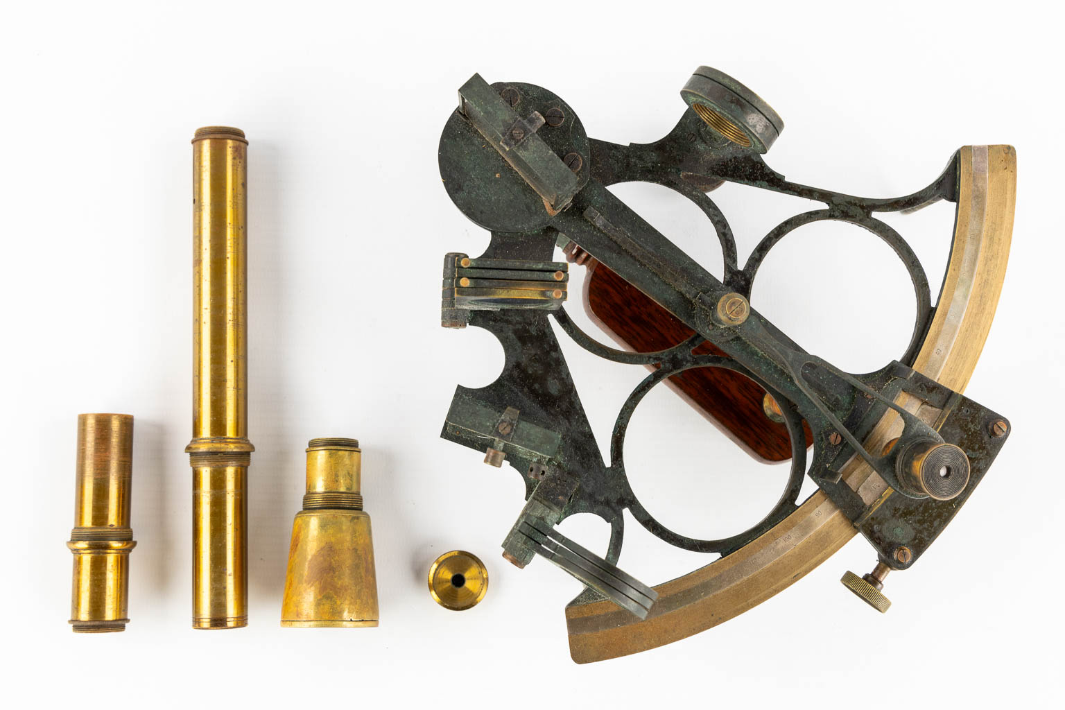 Bayne & Smith, Antwerp. Een sextant in de originele doos. 19de eeuw. (L:26 x W:25 x H:13 cm)