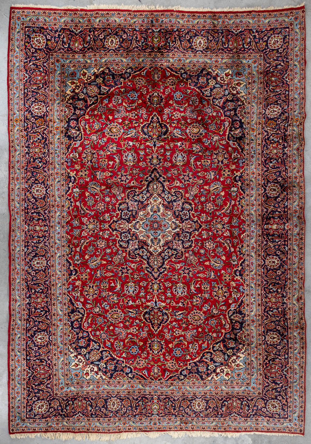 Een groot Oosters handgeknoopt tapijt, Keshan, Iran. (L:246 x W:355 cm)