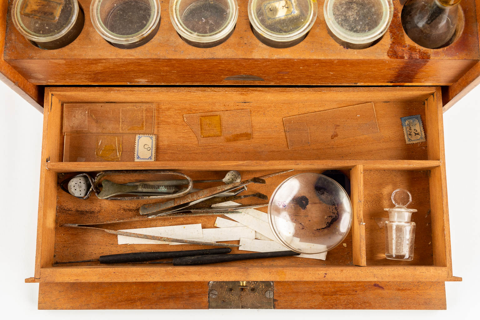 A mahogany wood box with glass bottles, probably a test kit. (L:17 x W:34,5 x H:20 cm)