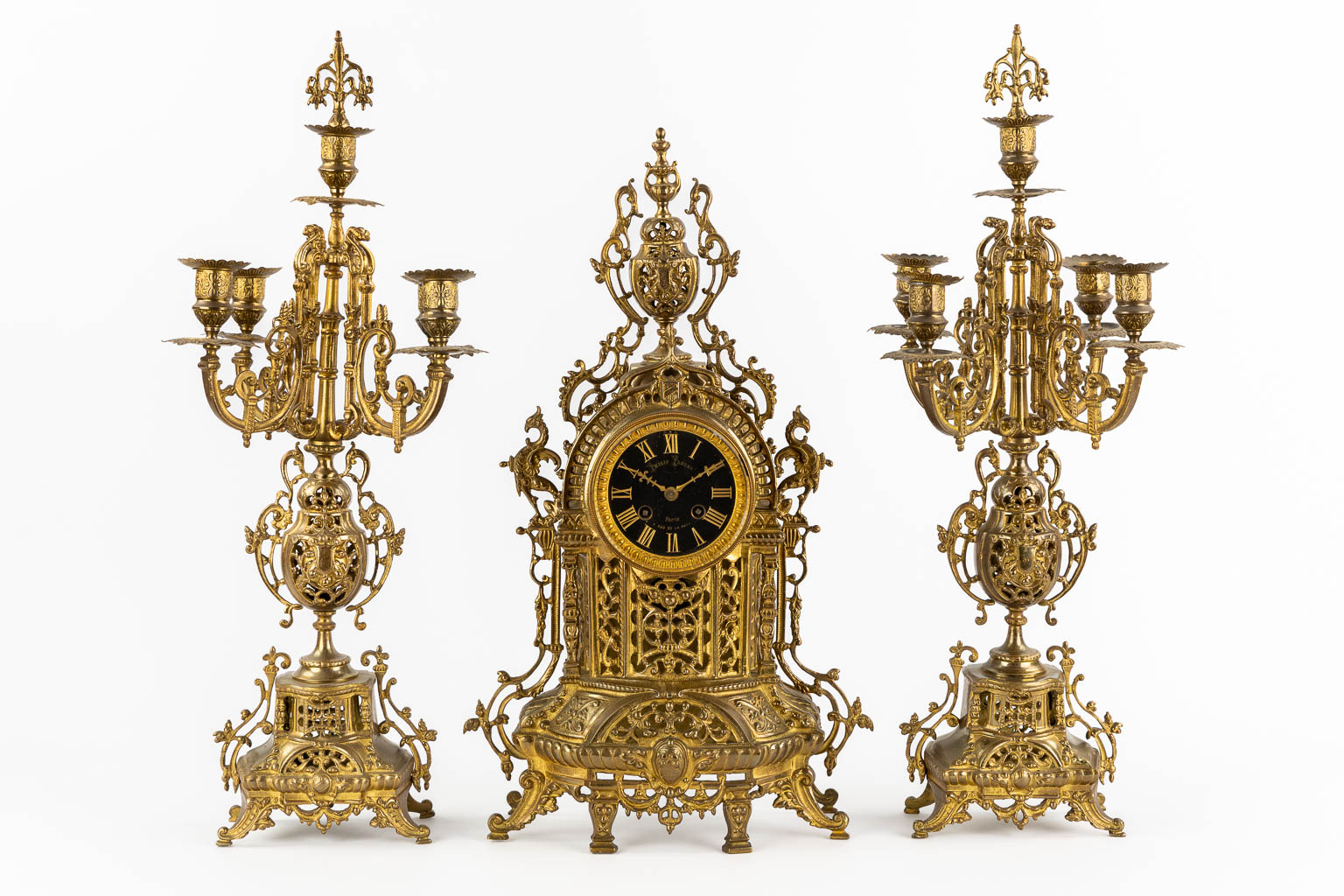 A three-piece mantle garniture clock and candelabra, bronze. 20th C. (L:12 x W:28 x H:51 cm)