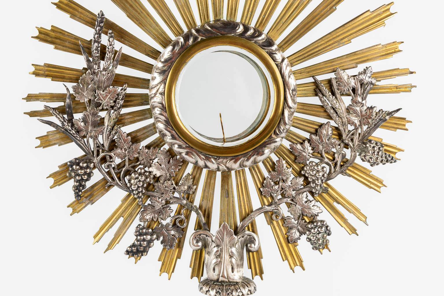 A sunburst monstrance, silver and brass, Henricus De Curte, Ghent, circa 1868. (W:30 x H:55 cm)