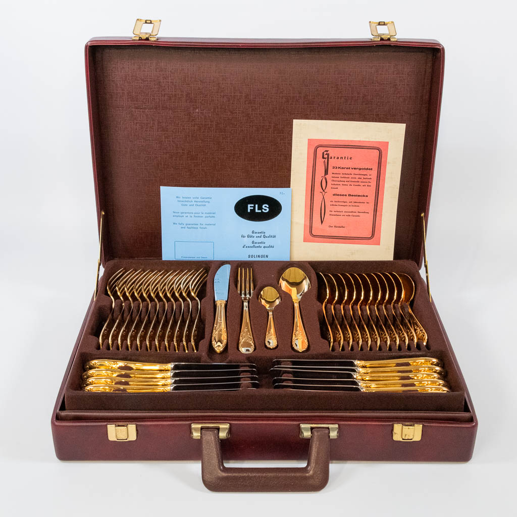 Een vergulde bestek in een doos gemaakt door Solingen in Duitsland. Inox 18/10 verguld met 23 karaats goud. 70 stuks. 