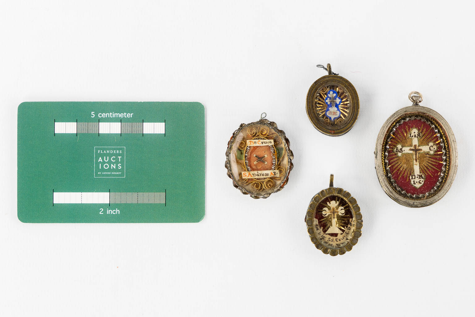 Four antique reliquary pendants with relics of the True Cross, 18th and 19th C.