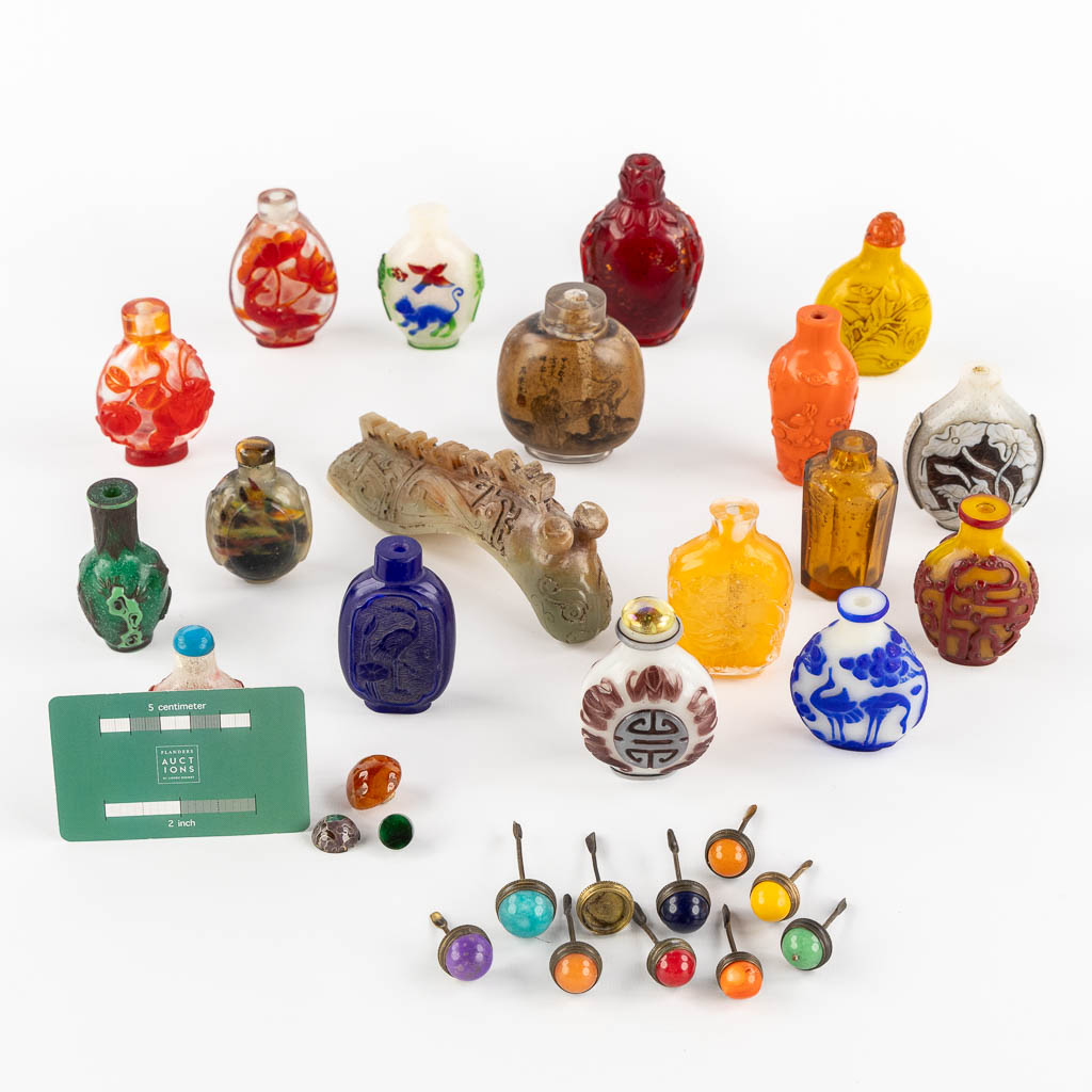 17 Chinese snuff bottles, mostly made of Peking glass. (H:10 cm)