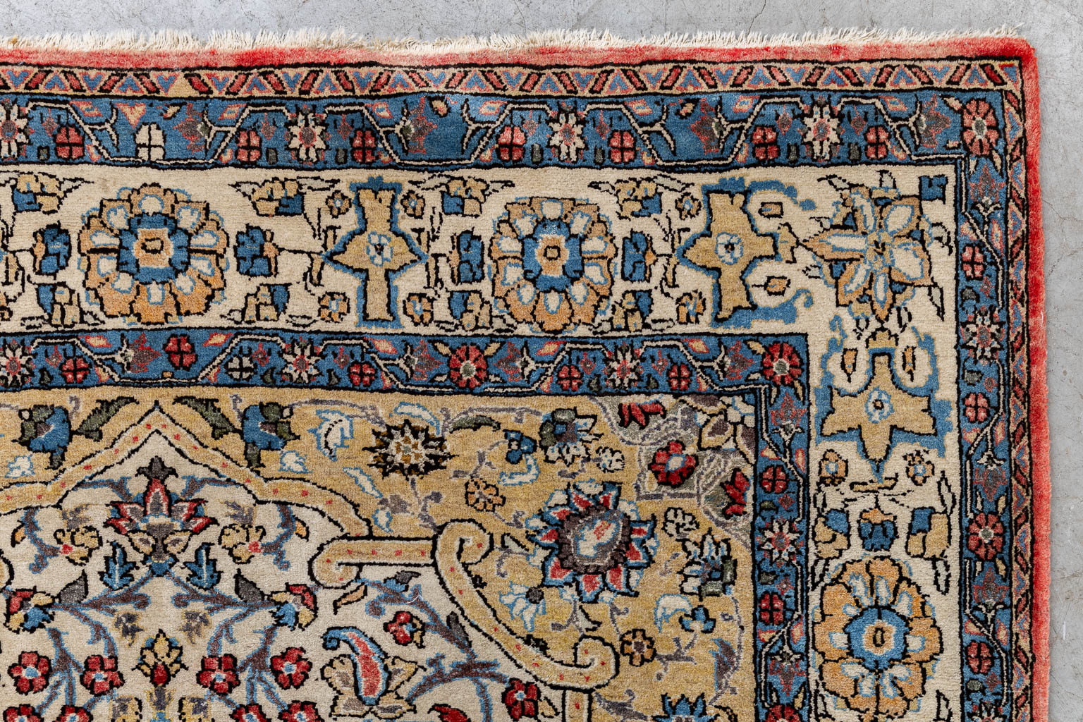 A Persian hand-made carpet, Sarough/Sarouk. (L:210 x W:139 cm)