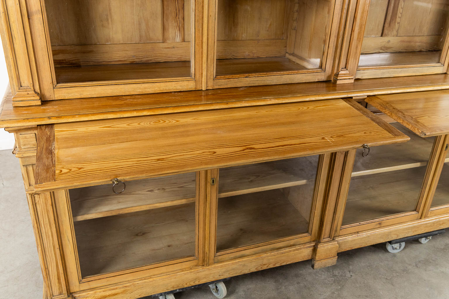 A large shop display cabinet, Pine, Neoclassical style, 19th C. (L:60 x W:260 x H:288 cm)