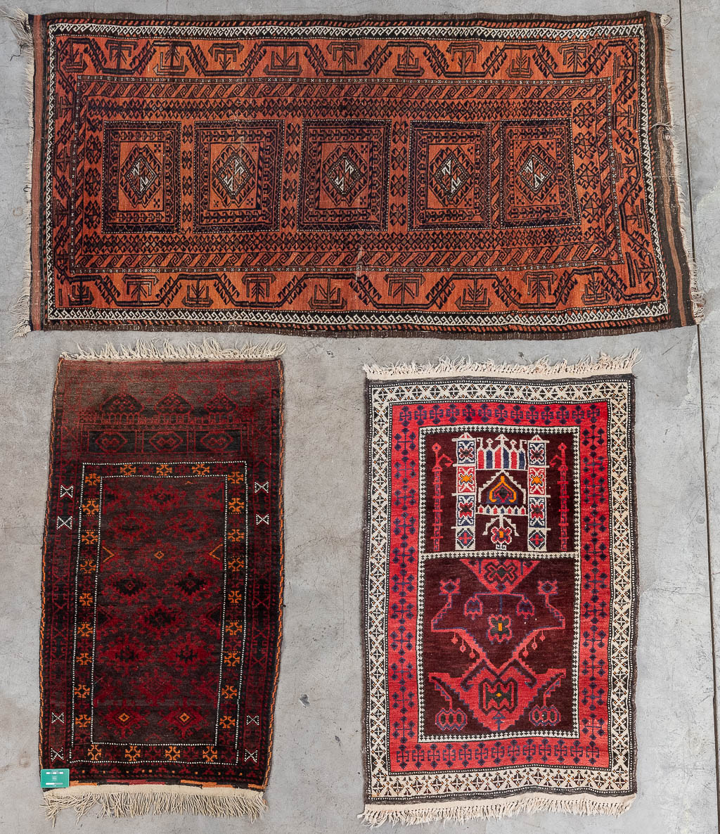 Een collectie van 3 Oosterse, handgeknoopte tapijten. Kazak & Afghan. (L:207 x W:107 cm)