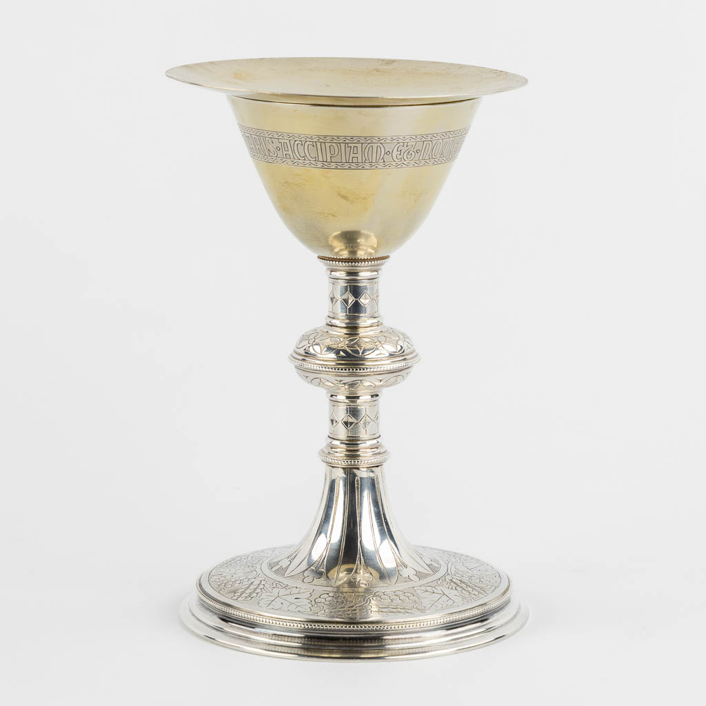 De Reuck, Ghent, a gold and silver-plated chalice, in the original chest. Consacrated March 9th, 1931. (H:21 x D:14 cm)