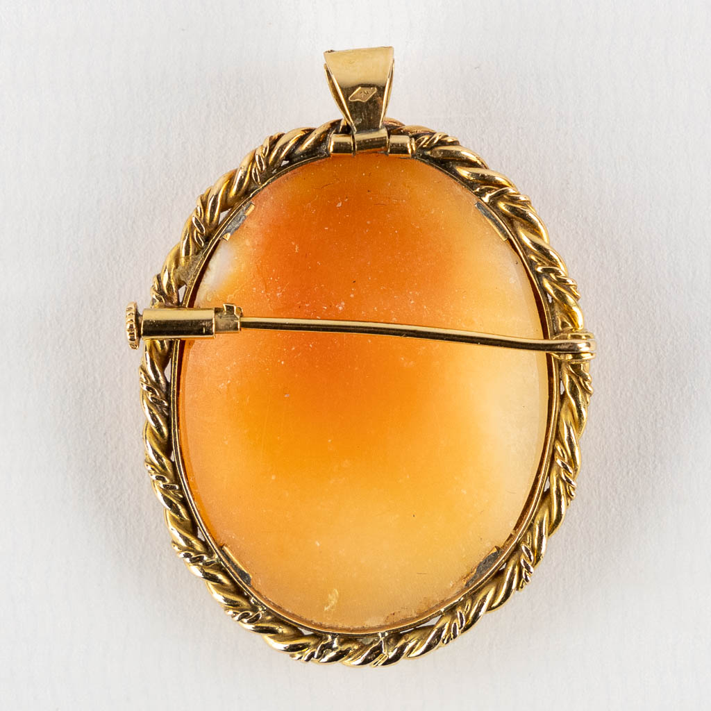 A sculptured cameo in an 18kt frame, added an 18kt pendant. 19.95g. (W:3,4 x H:4 cm)