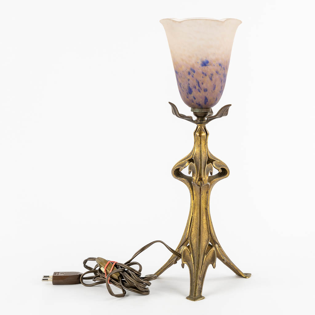 Schneider, an Art Nouveau period table lamp. (H:39,5 x D:14,5 cm)