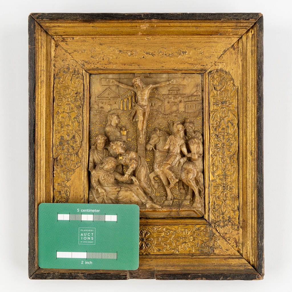 Een albast gesculpteerd relief, Mechelen, 17de eeuw. Deels verguld, Calvarie. (W:10 x H:12 cm)