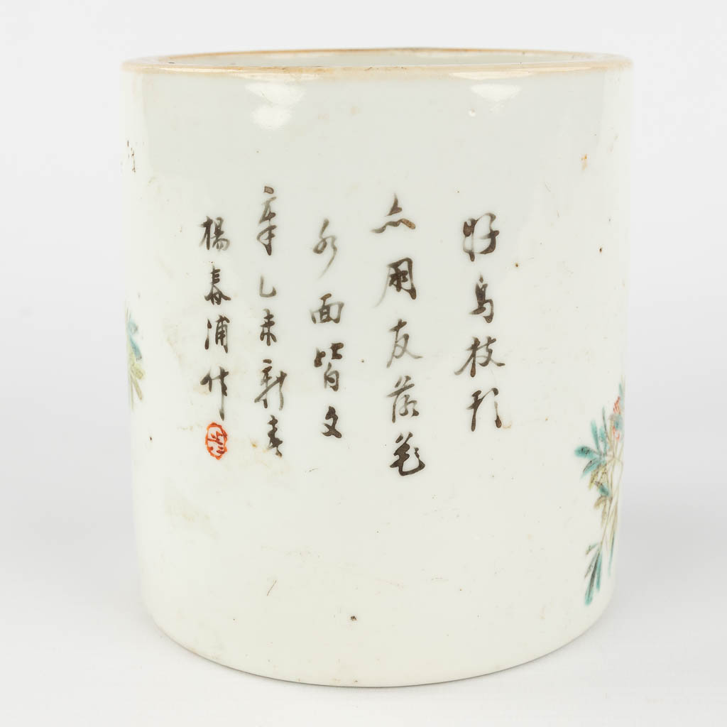 A Chinese brush pot, decorated with branches and a parrot. 19th/20th C. (H: 13,5 x D: 12,5 cm)