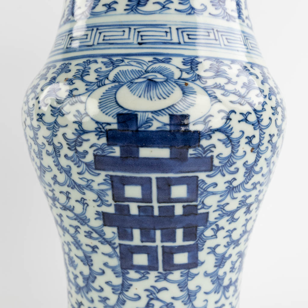 A pair of Chinese blue-white vases, Chenghua mark. 19th C. (H:41 x D:21,5 cm)