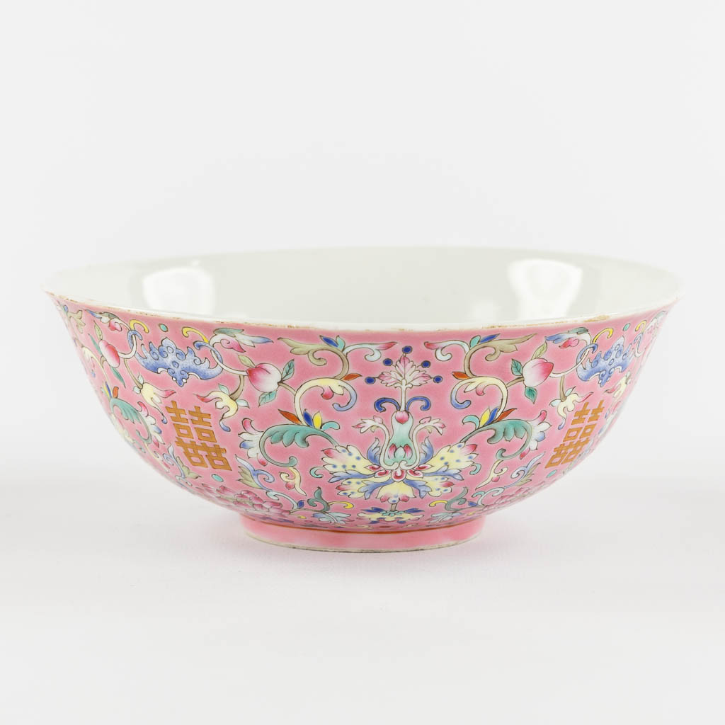 A Chinese Famille Rose bowl decorated with peaches, Daoguang mark. (H:6 x D:16,5 cm)