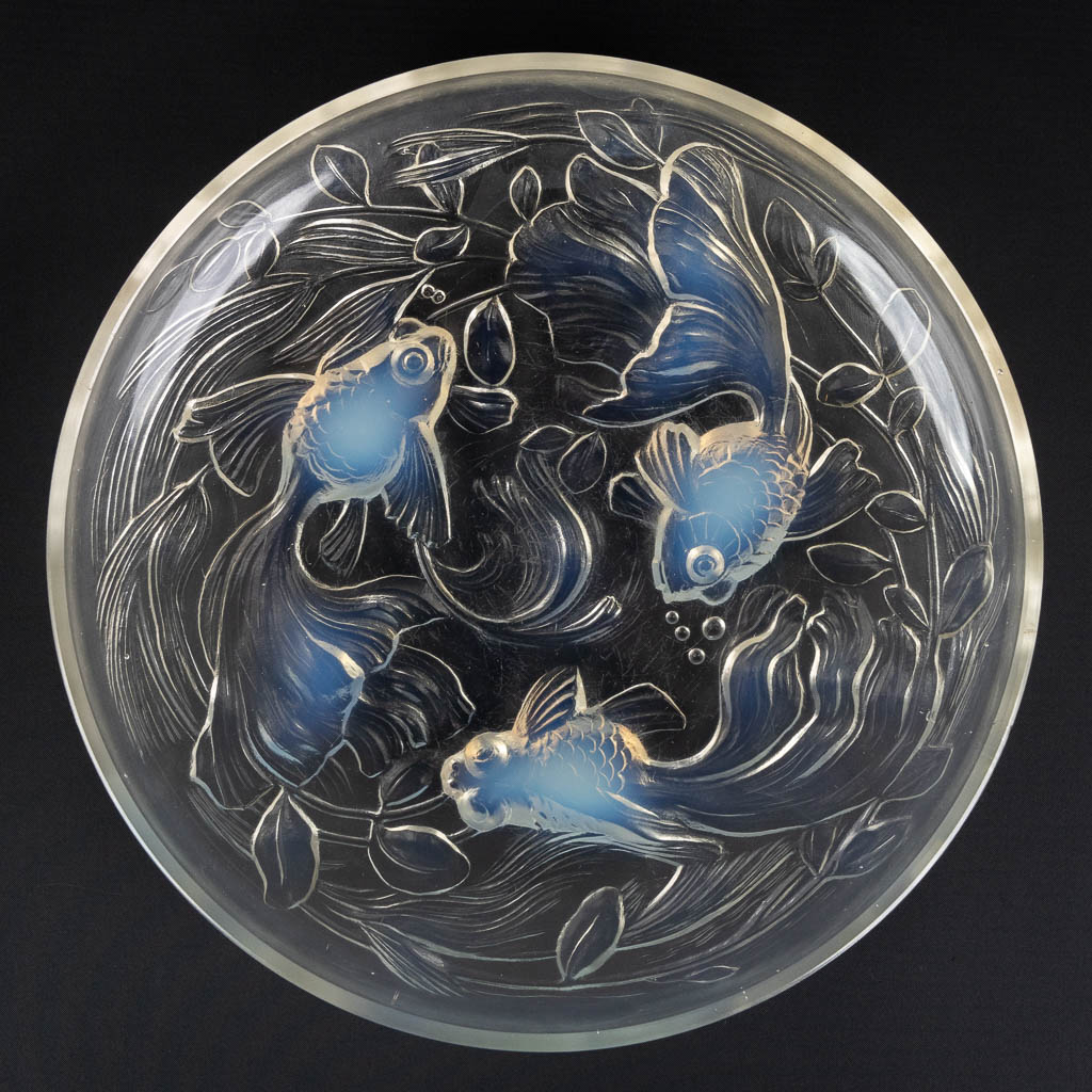 Verlys, an opalescent glass bowl decorated with fish.  (H:5,5 x D:27 cm)