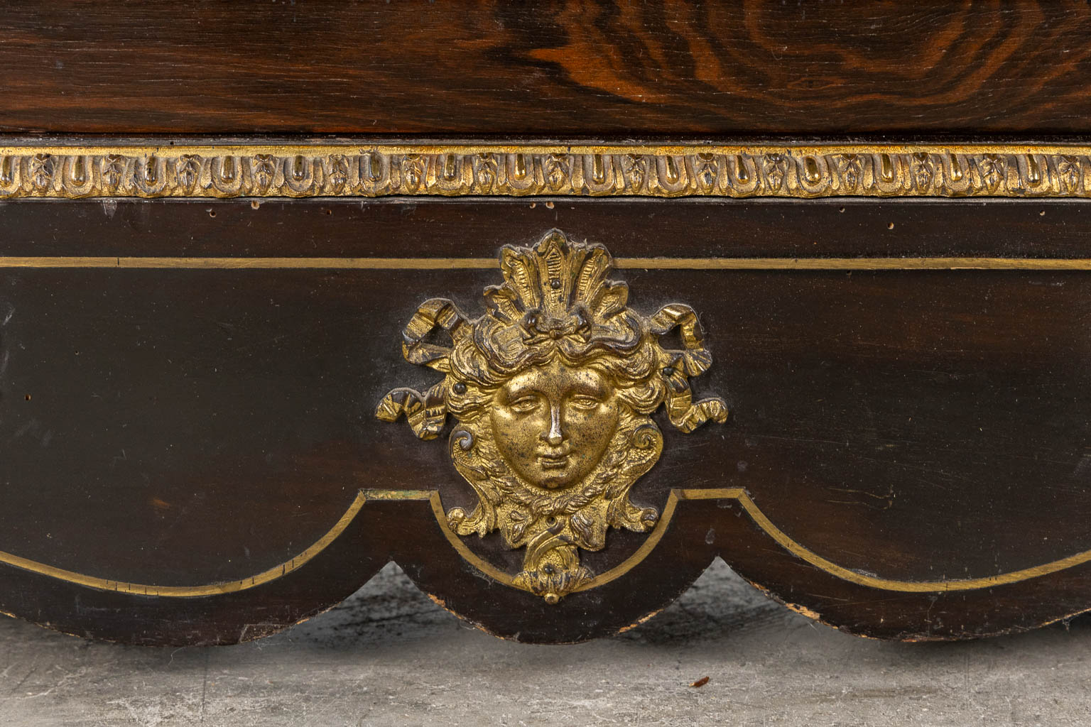 Een lage vitrinekast, gemonteerd met bronzen putti. Schildpad inleg Boulle, Napoleon 3. 19de eeuw. (L:36 x W:83 x H:109 cm)