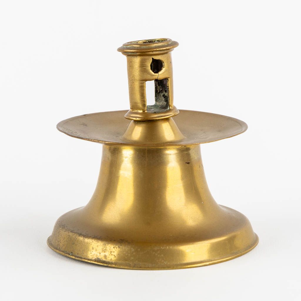 A Spanish brass 'Capstan' candlestick, early 16th C. (H:11 x D:11,5 cm)