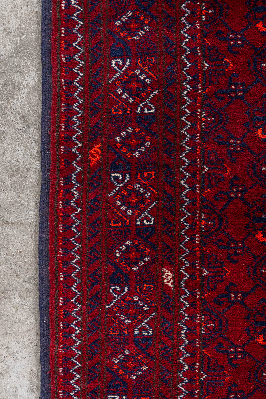 Een Oosters handgeknoopt tapijt, Afghan. (L:391 x W:85 cm)