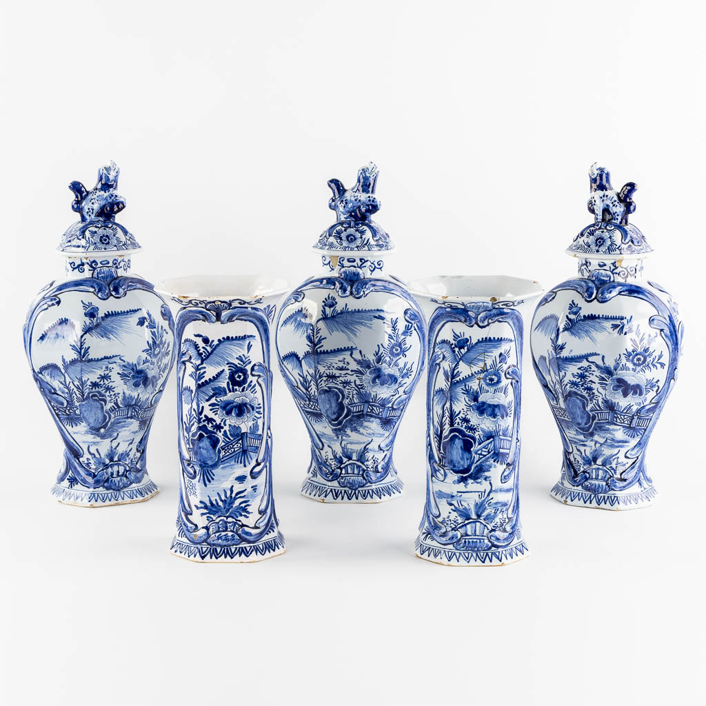 Een 5-delig Kaststel, Delft. Blauw-witte faience. (H:41 cm)