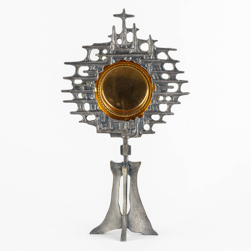 A modernist monstrance, metal, circa 1970. (W:17 x H:29 cm)