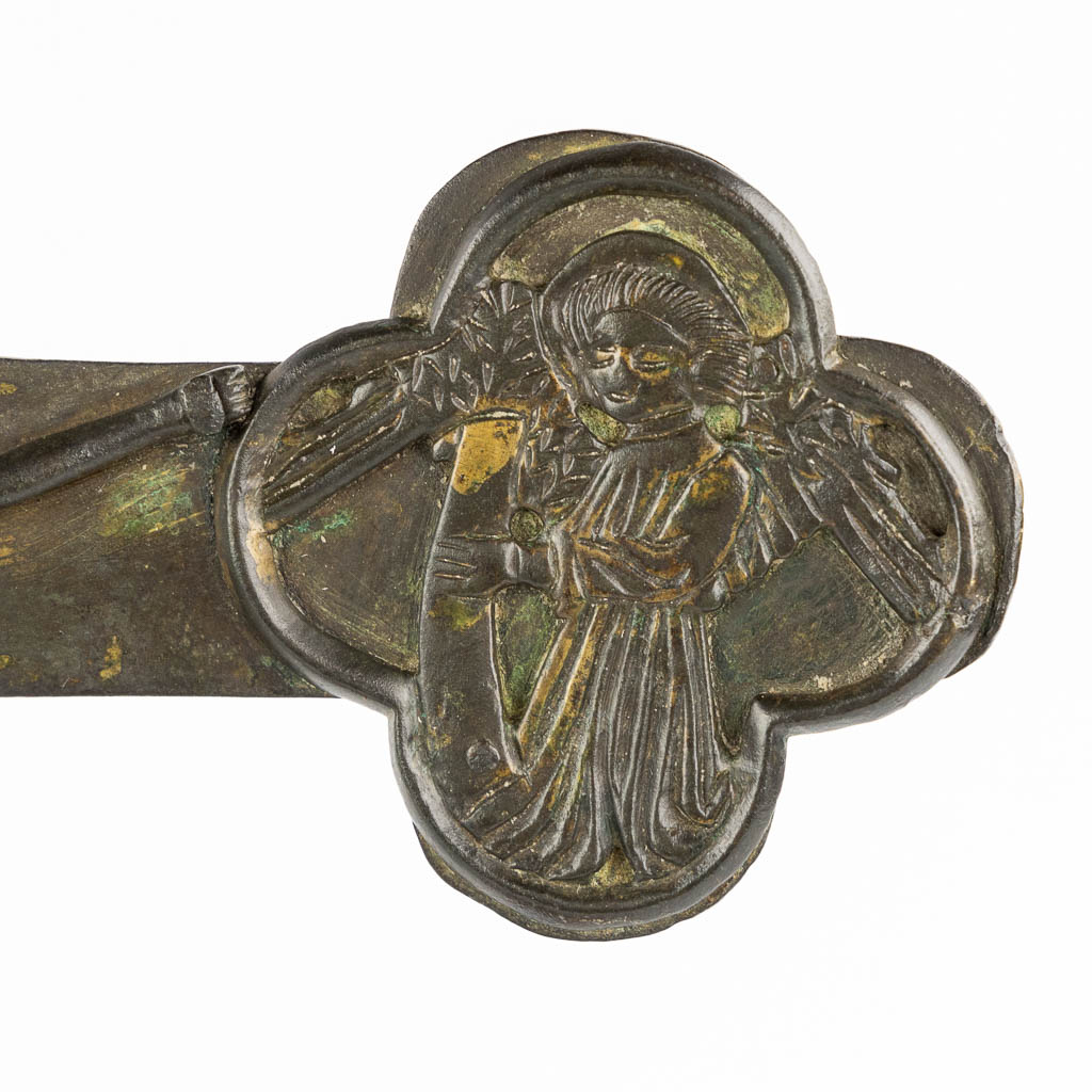 A processional crucifix, bronze. End of the 14th C. (W:28,5 x H:53,5 cm)