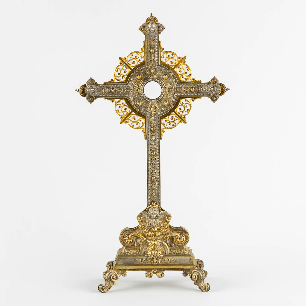 A double faced reliqary crucifix or Monstrance, bronze in Baroque style. 19th C. (W:22,5 x H:41 cm)