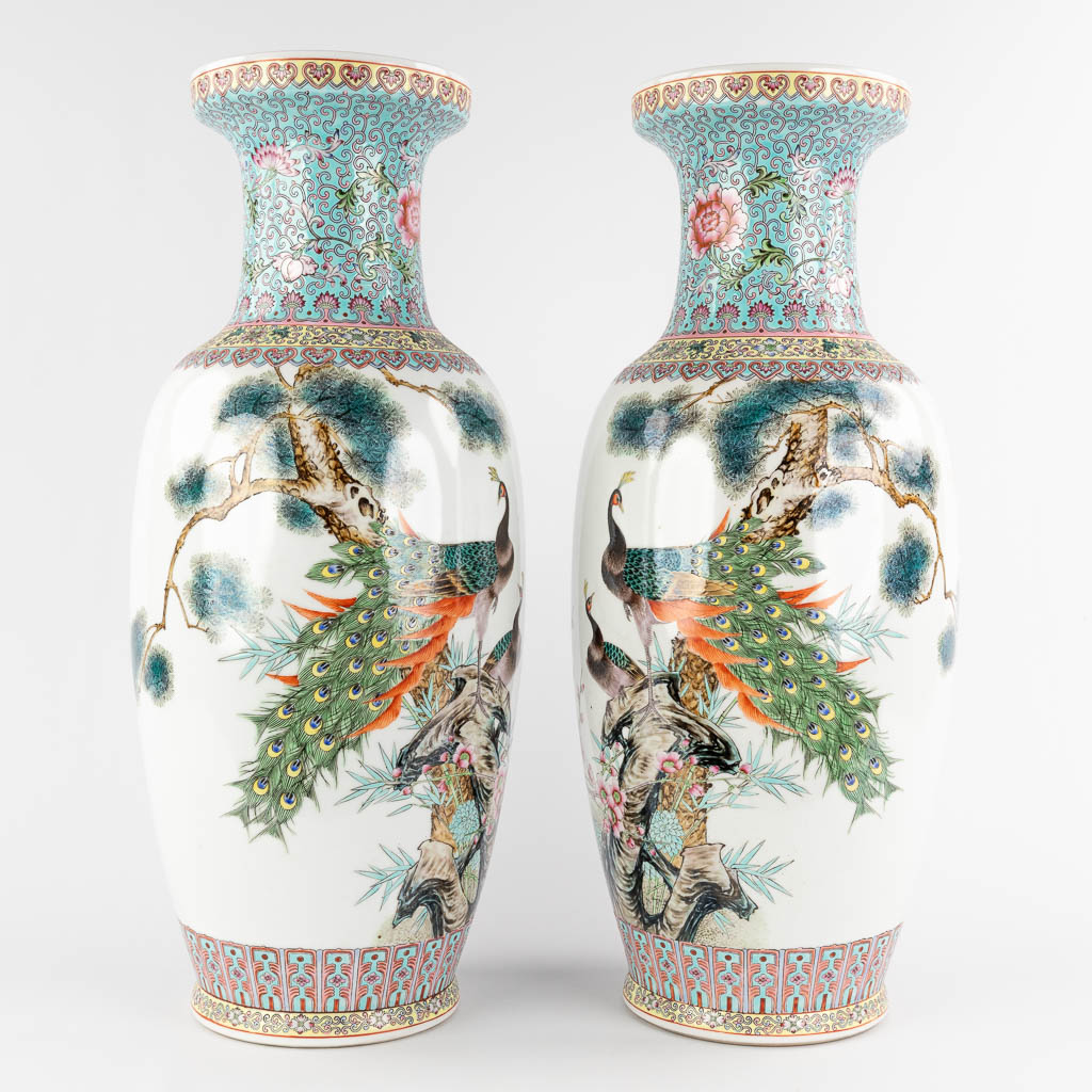 Een paar Chinese vazen met decor van pauwen, 20ste eeuw. (H:61 x D:25 cm)