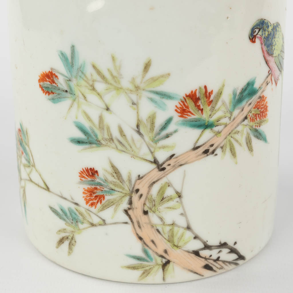 A Chinese brush pot, decorated with branches and a parrot. 19th/20th C. (H: 13,5 x D: 12,5 cm)