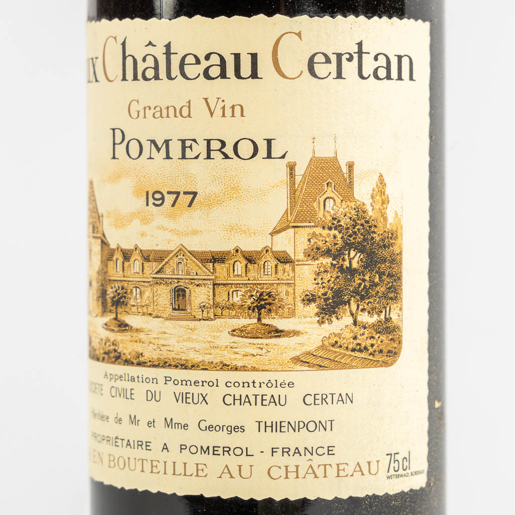 Vieux Chateau Certan, 1977, 12 flessen met originele kist. (L:50 x W:33 x H:17 cm)