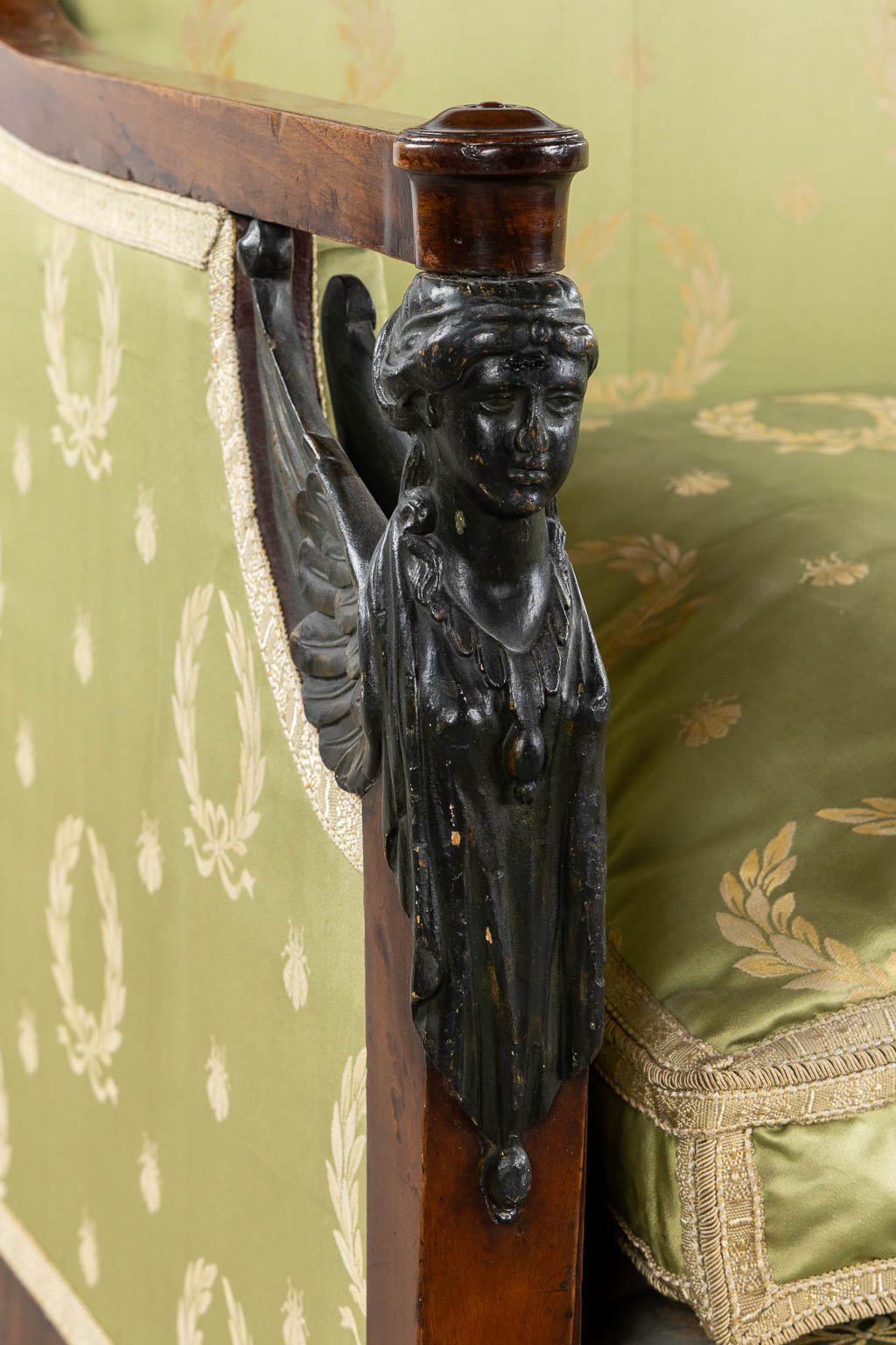 An antique settee with angel figurines, Empire. 19th C. (L:66 x W:189 x H:100 cm)