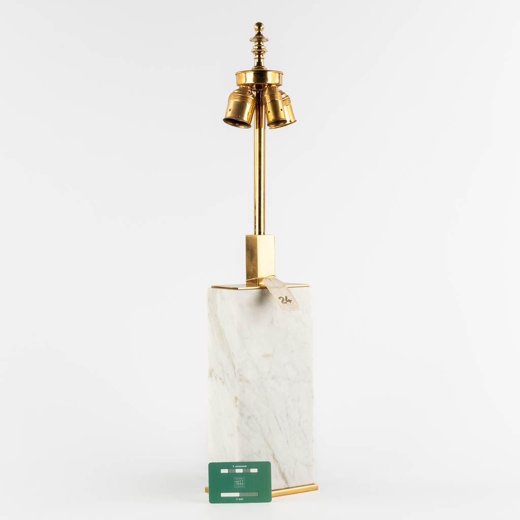 Deknudt, A mid-century table lamp, Carrara marble. Circa 1980. (L:8,5 x W:13,5 x H:65,5 cm)