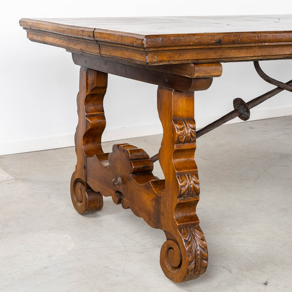 A highly exceptional Spanish tabel, single slab table top, walnut, 19th C. (L:94 x W:473 x H:80 cm)