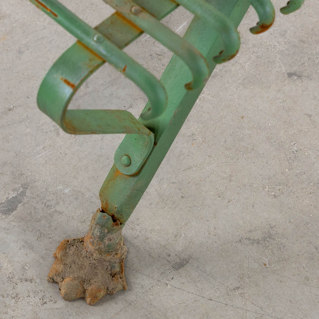 A green-patinated metal garden rack standing on claw feet. (L:60 x W:124 x H:75 cm)